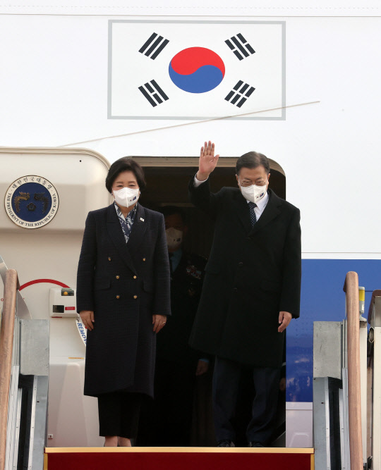 12일 문재인 대통령과 김정숙 여사가 3박 4일간의 호주 국빈 방문을 위해 성남 서울공항에서 공군 1호기에 탑승하며 인사하고 있다 . 연합뉴스.